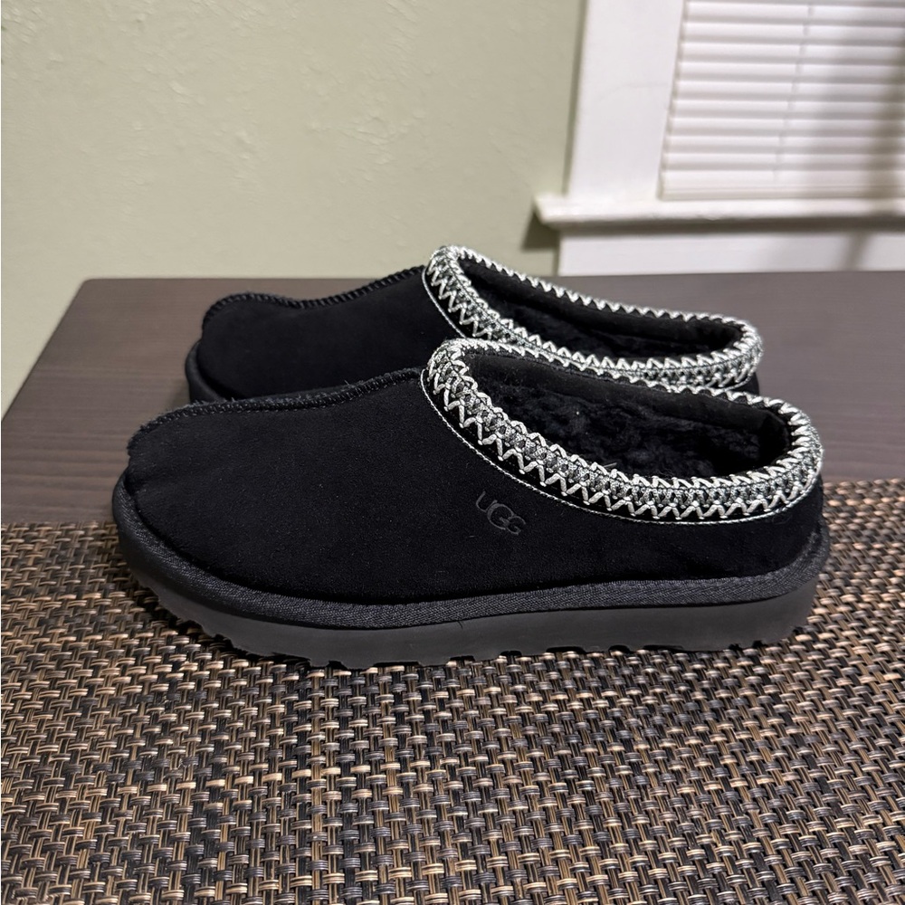 UGG Black Slippers with White Detailing - Picture 4 of 10